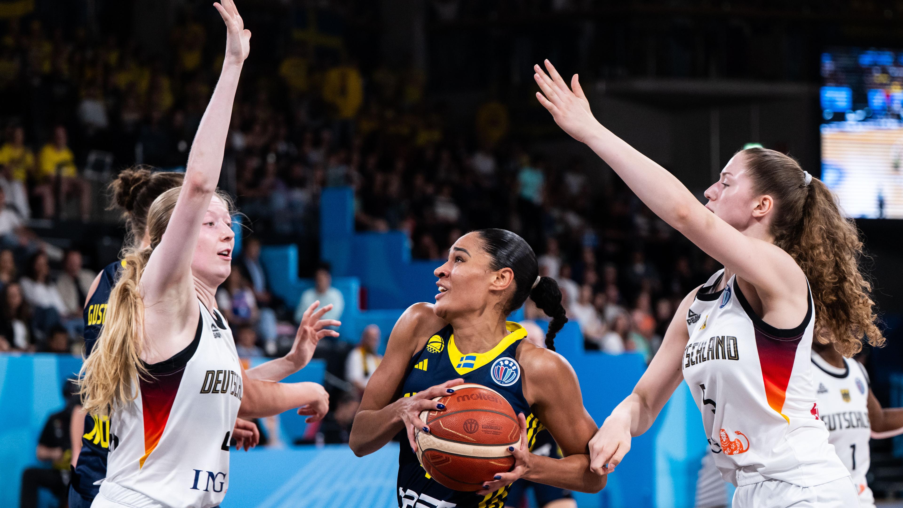 Nathalie Fontaine (Schweden) wird von Frieda Buhner und Hilke Feldrappe geblockt