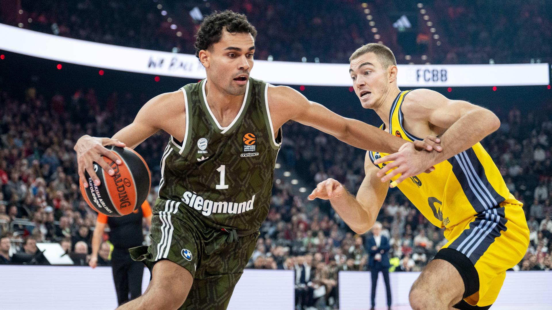 Münchens Oscar da Silva (l) gegen Ziga Samar, aufgenommen am 14.11.2024 in München