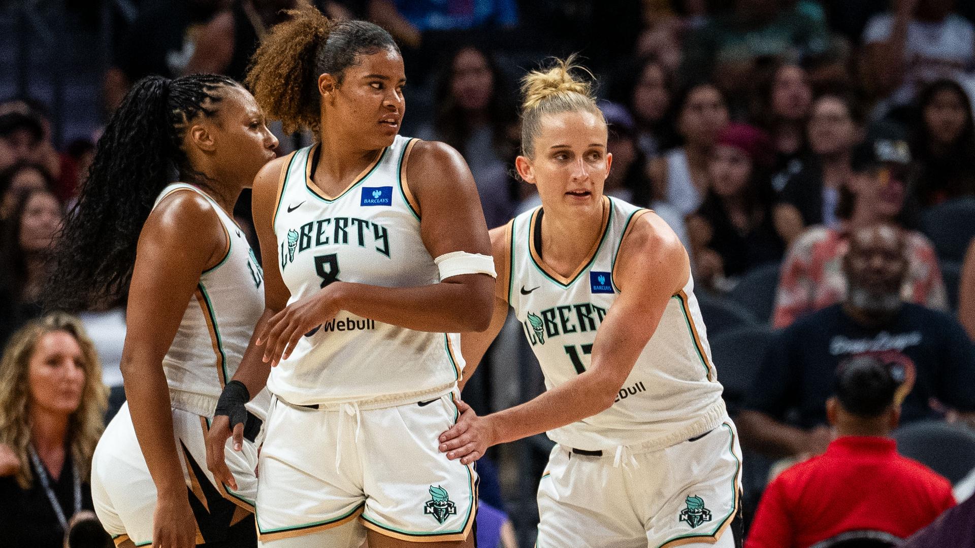 Die beiden Basketballerinnen Nyara Sabally (l.) und Leonie Fiebich in Aktion. 