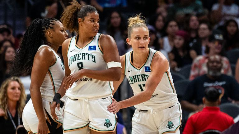 Die beiden Basketballerinnen Nyara Sabally (l.) und Leonie Fiebich in Aktion. 