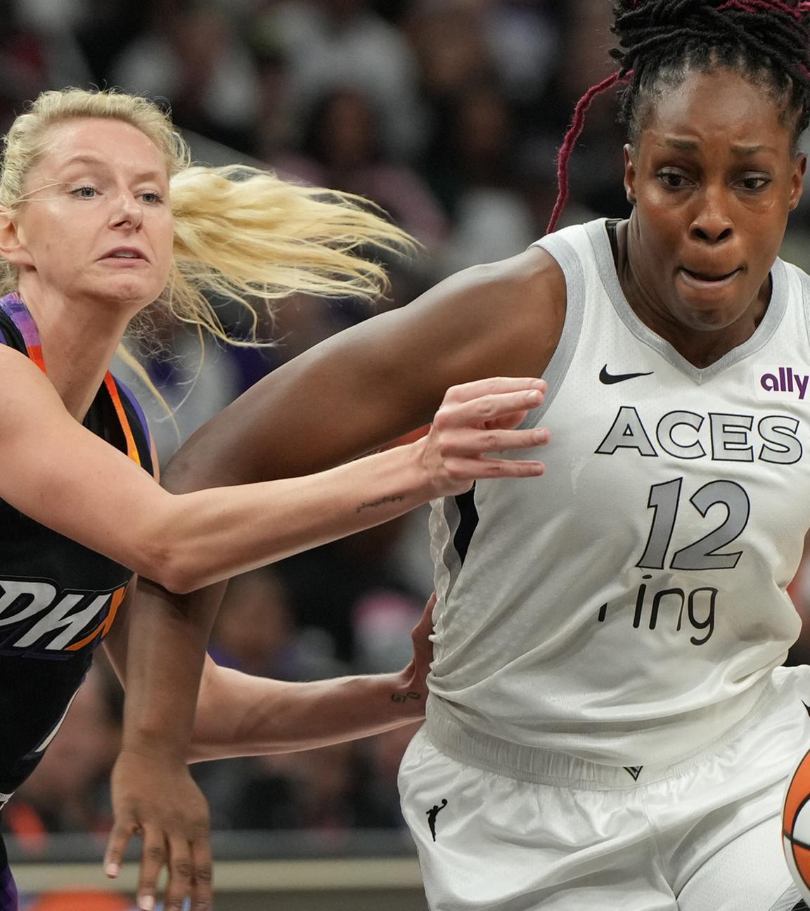 Las Vegas Aces-Spielerin Chelsea Gray (12) überholt Phoenix Mercury-Spielerin Lexi Held (links) während der ersten Halbzeit des vierten Spiels der WNBA-Basketball-Finalserie am Freitag, 10. Oktober 2025, in Phoenix.