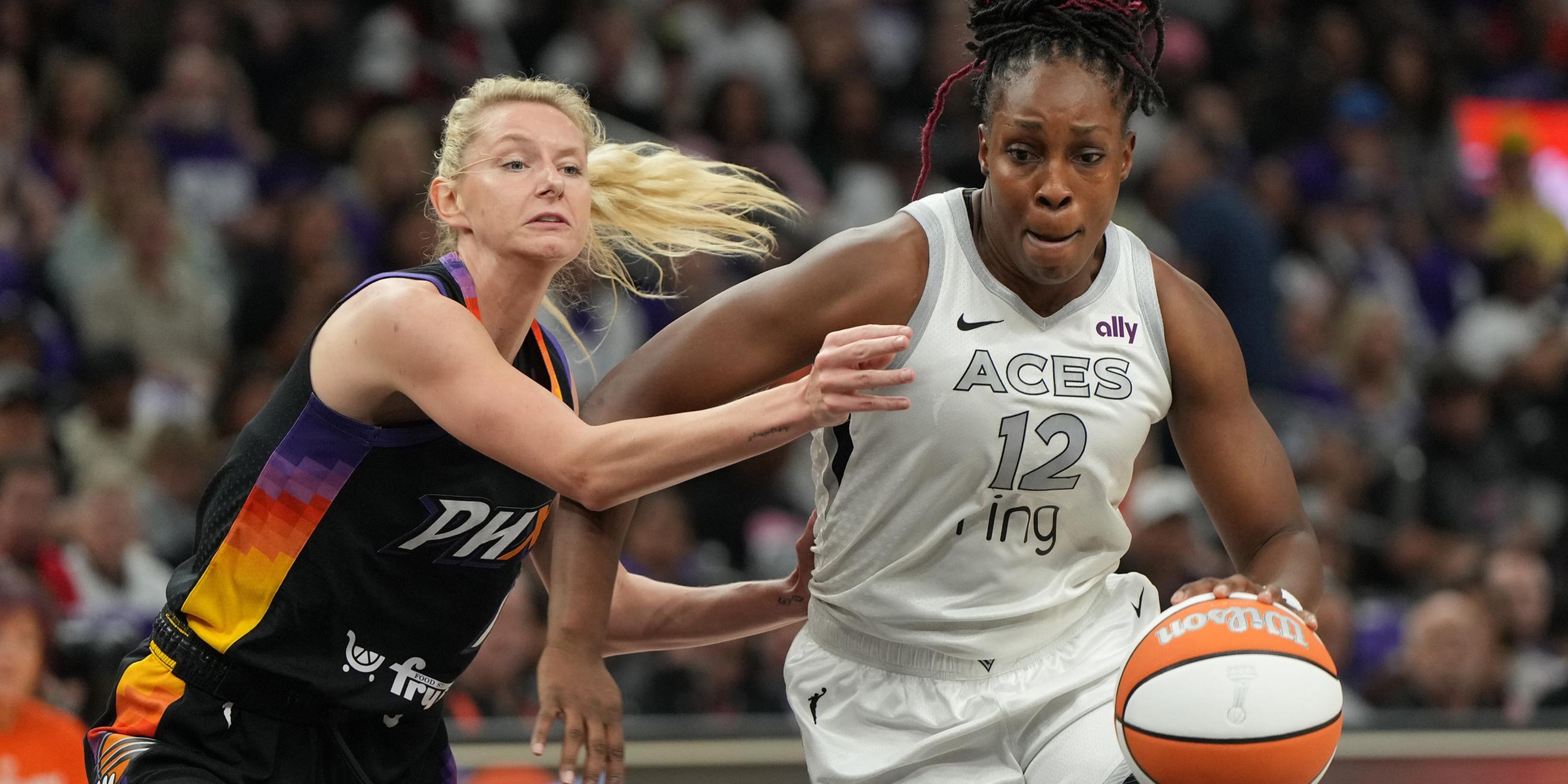 Las Vegas Aces-Spielerin Chelsea Gray (12) überholt Phoenix Mercury-Spielerin Lexi Held (links) während der ersten Halbzeit des vierten Spiels der WNBA-Basketball-Finalserie am Freitag, 10. Oktober 2025, in Phoenix.
