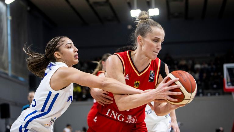 Elena Tsineke (Griechenland) in Aktion mit Leonie Fiebich (Deutschland)