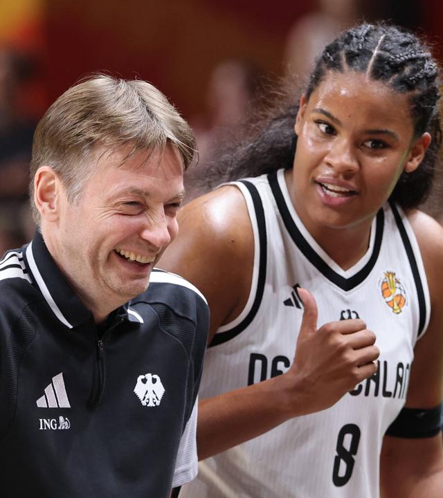 Bundestrainer Olaf Lange lacht mit Nyara Sabally, aufgenommen am 08.09.2026