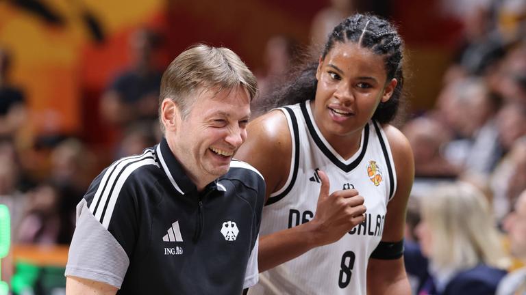 Bundestrainer Olaf Lange lacht mit Nyara Sabally, aufgenommen am 08.09.2026