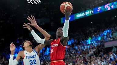 Der deutsche Basketballer Dennis Schröder wirft auf den Korb beim Basketball-Halbfinale gegen Frankreich.