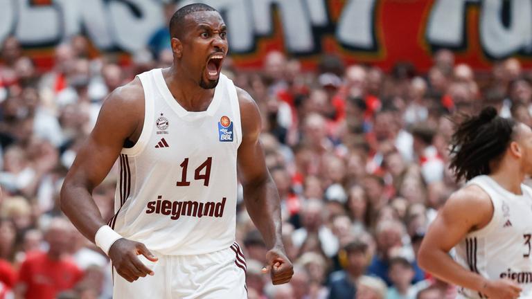 Serge Ibaka (FC Bayern München Basketball) jubelt am 02.06.24.