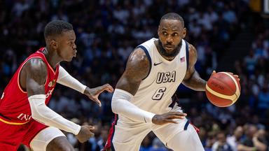 Der US-amerikanische Stürmer LeBron James (rechts) und der deutsche Verteidiger Dennis Schröder, aufgenommen am 22.07.2024