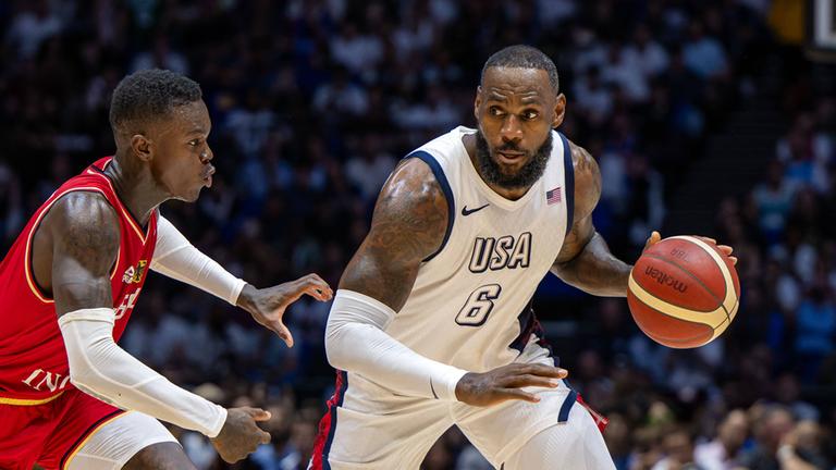 Der US-amerikanische Stürmer LeBron James (rechts) und der deutsche Verteidiger Dennis Schröder, aufgenommen am 22.07.2024