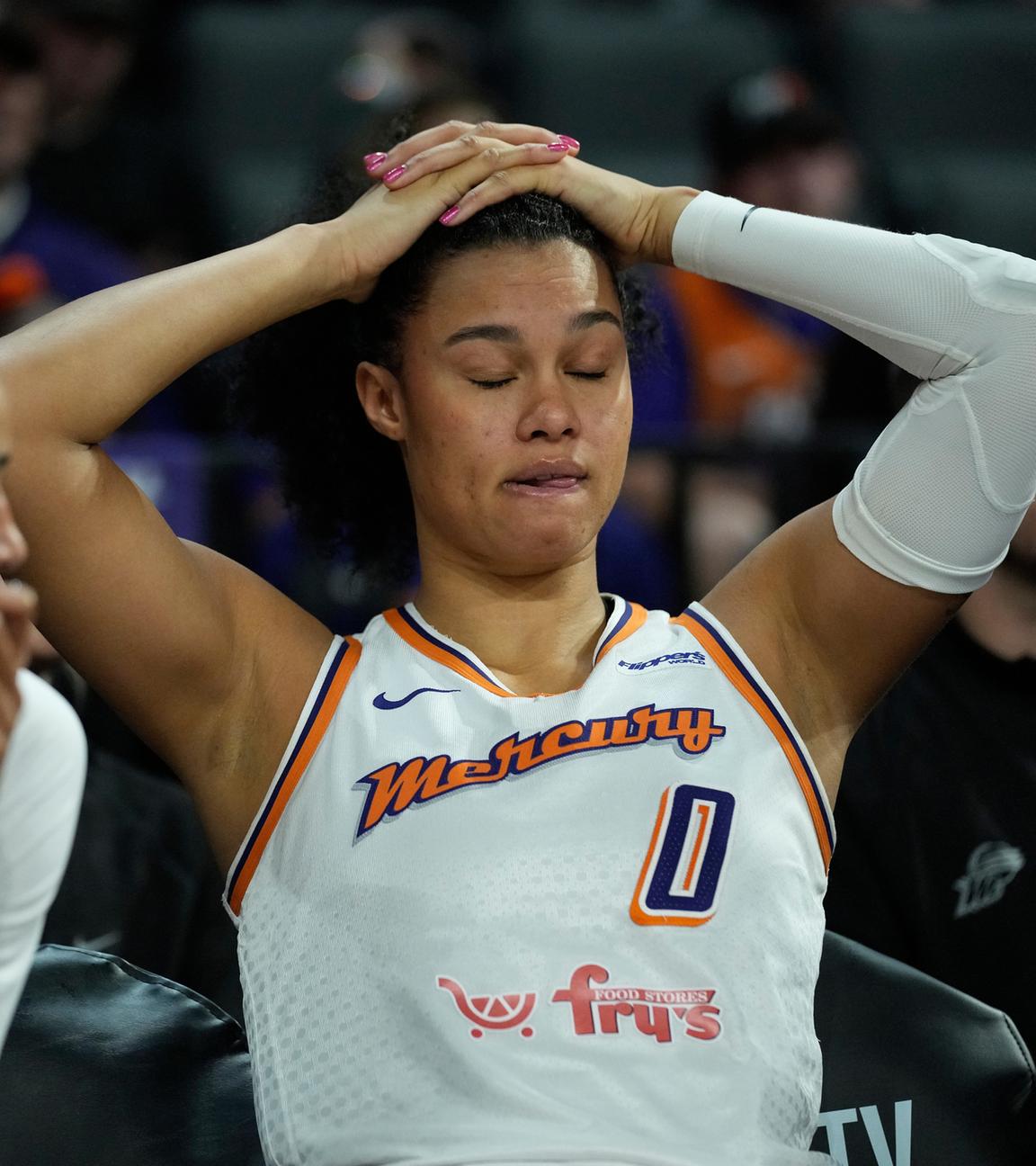 USA, Las Vegas: Basketball: WNBA, Playoff-Finale, Las Vegas Aces - Phoenix Mercury. Phoenix Mercury-Stürmerin Satou Sabally (0) sitzt in der zweiten Halbzeit auf der Bank.