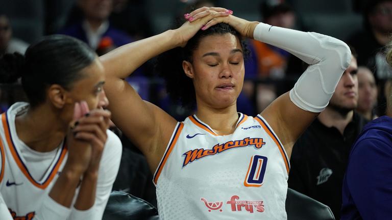 USA, Las Vegas: Basketball: WNBA, Playoff-Finale, Las Vegas Aces - Phoenix Mercury. Phoenix Mercury-Stürmerin Satou Sabally (0) sitzt in der zweiten Halbzeit auf der Bank.
