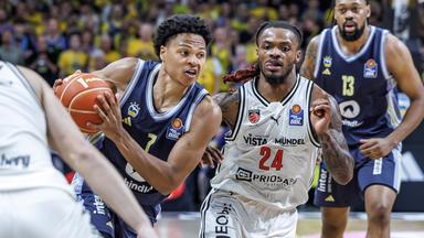 Basketball, Männer, Bundesliga: Alba Berlin - Bamberg Baskets. Cobe Williams (r, Bamberg Baskets) kämpft gegen Jack Kayil (l, Alba Berlin) um den Ball.