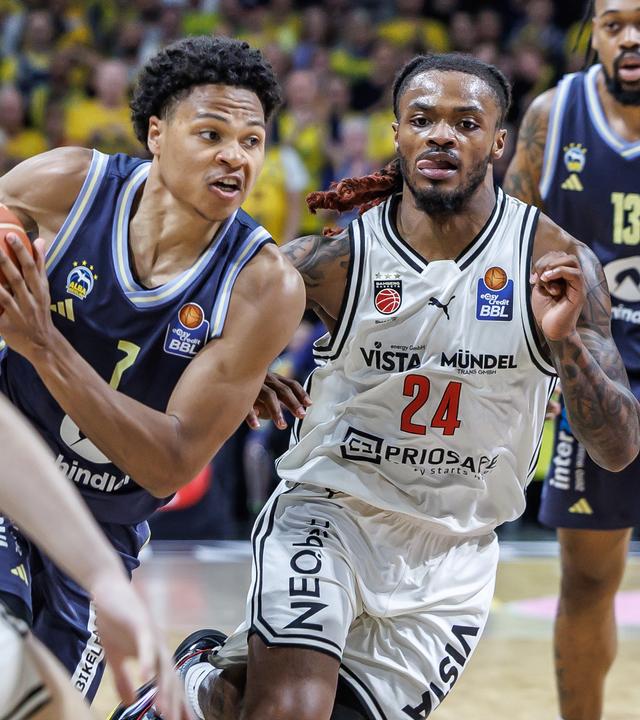 Basketball, Männer, Bundesliga: Alba Berlin - Bamberg Baskets. Cobe Williams (r, Bamberg Baskets) kämpft gegen Jack Kayil (l, Alba Berlin) um den Ball.