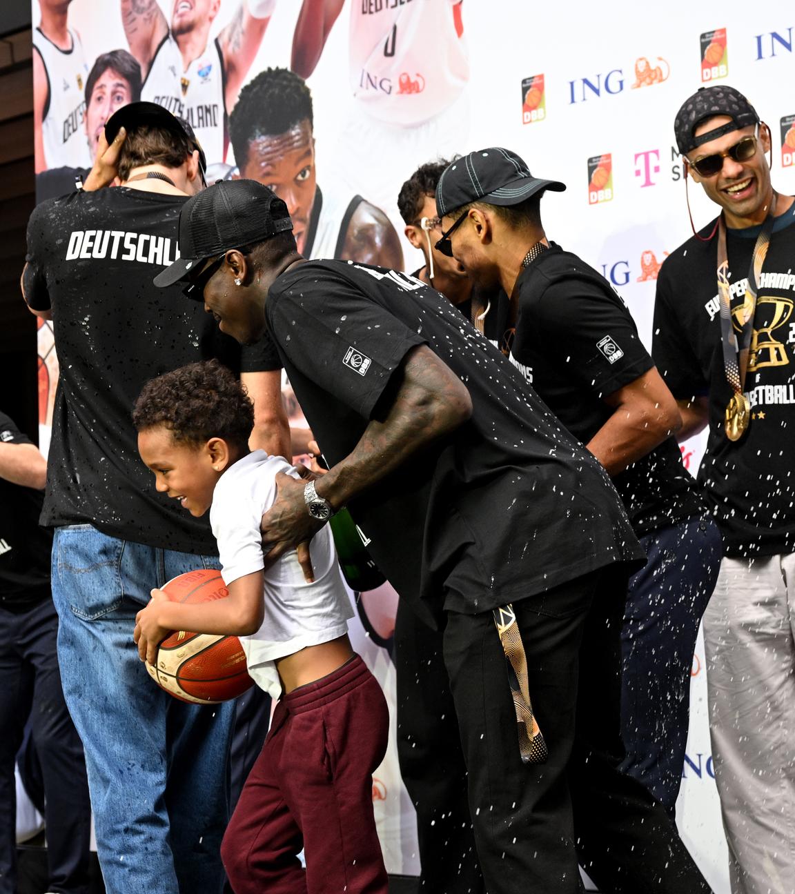 Deutsche Basketball-Nationalmannschaft kommt in Frankfurt an