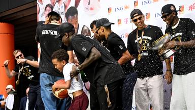 Deutsche Basketball-Nationalmannschaft kommt in Frankfurt an