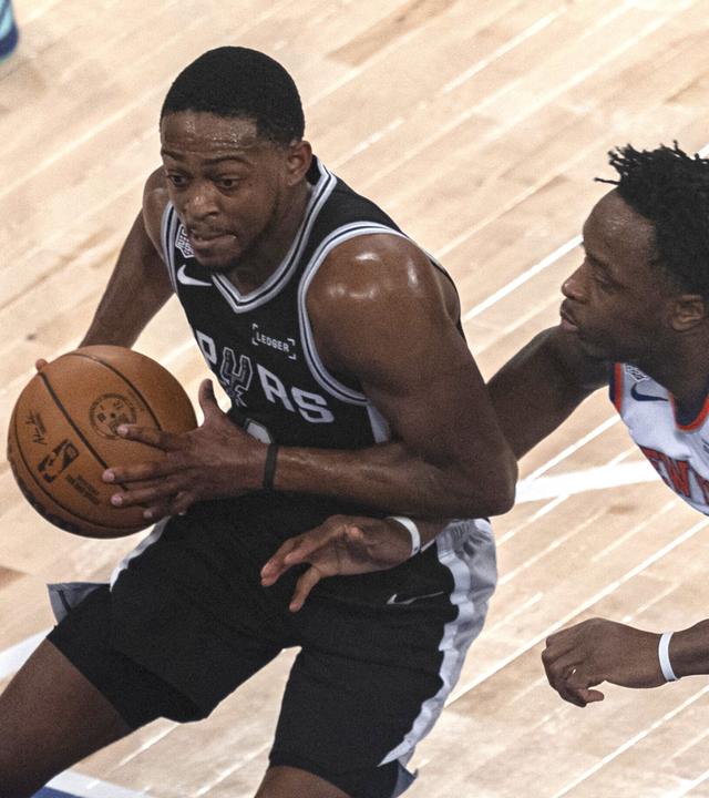 OG Anunoby (8) von den New York Knicks und De Aaron Fox (4) von den San Antonio Spurs im Duell.