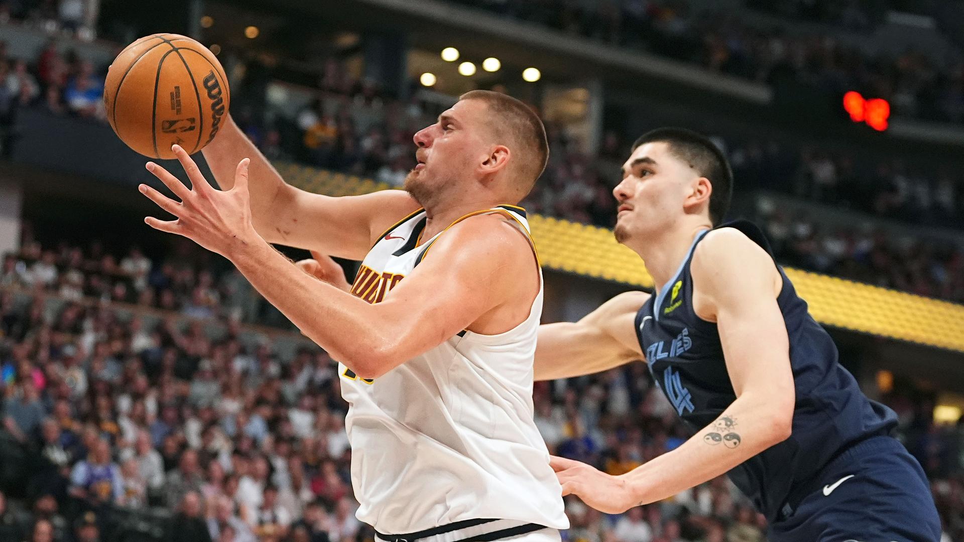 Nikola Jokic (links) und Zach Edey