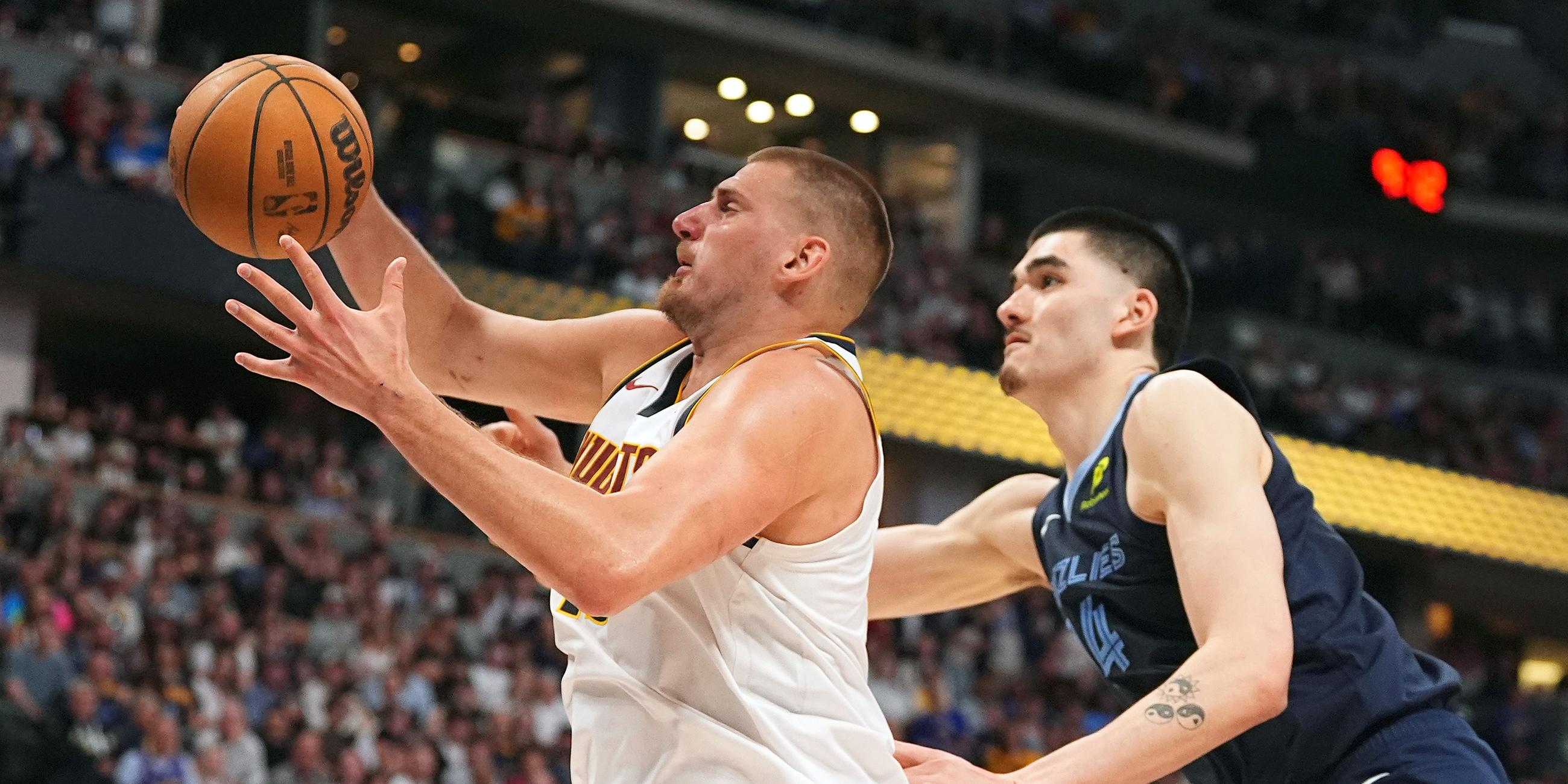 Nikola Jokic (links) und Zach Edey