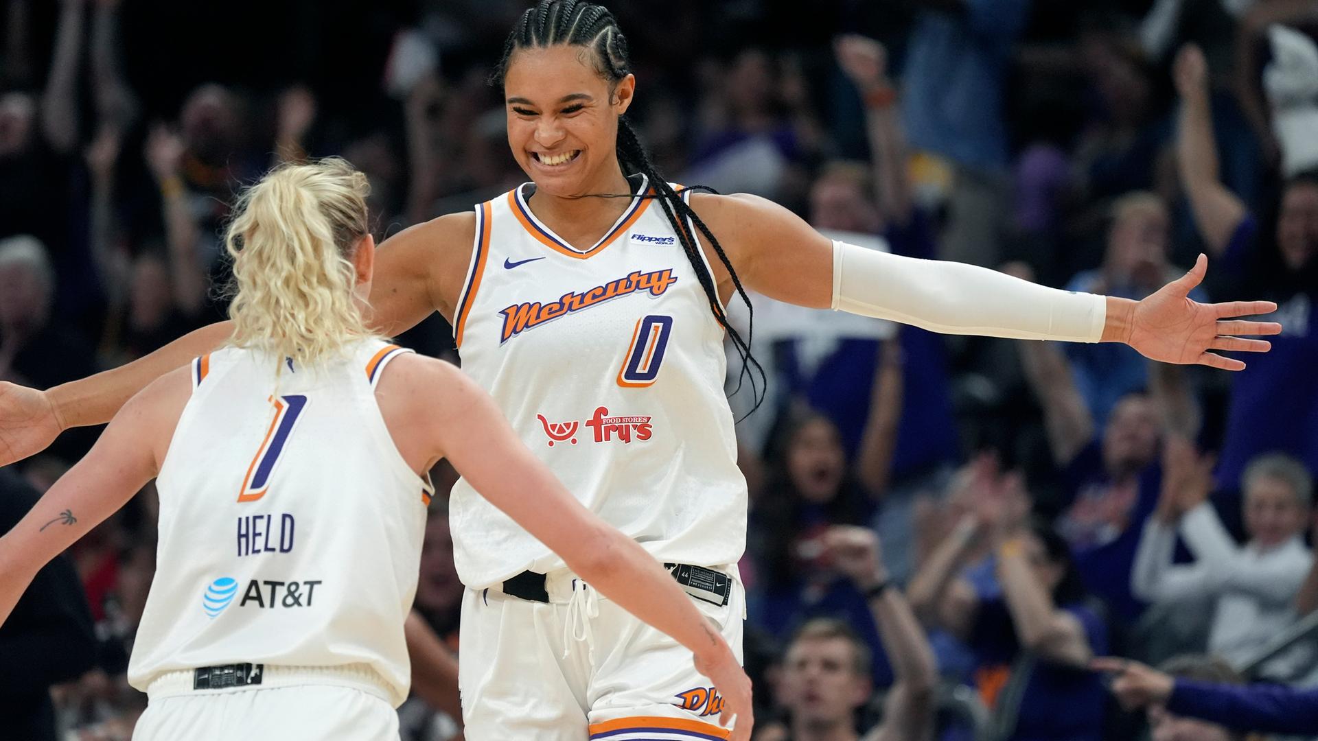 Basketballerin Satou Sabally bejubelt einen Korb ihrer Phoenix Mercury.