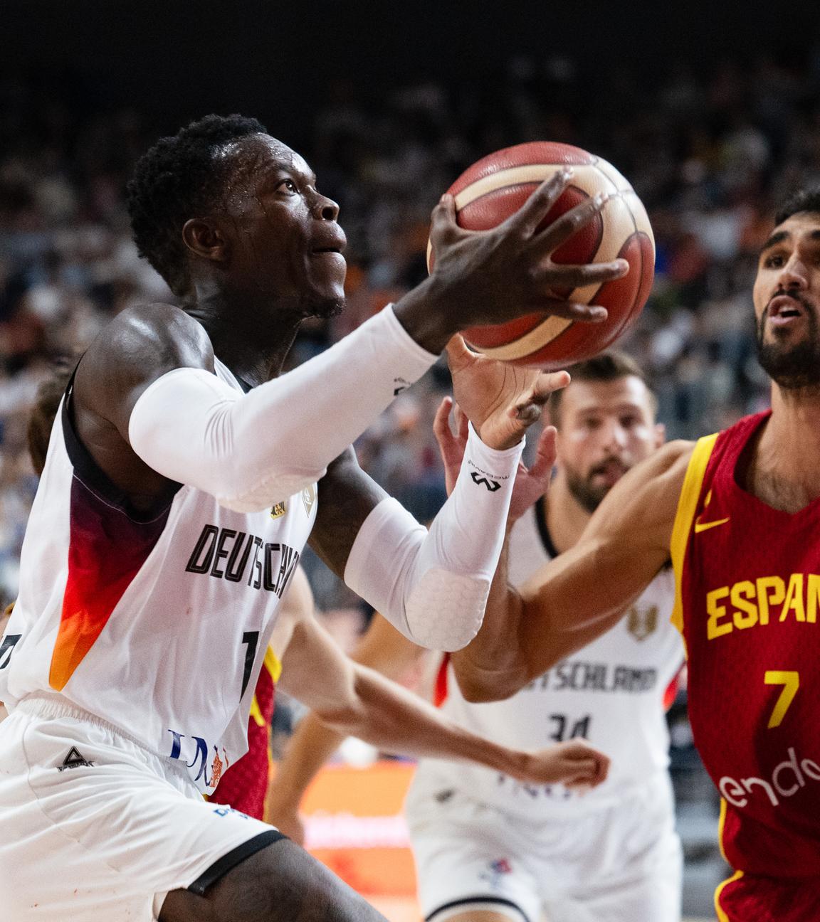 Dennis Schröder spielt den Ball. (Archiv)