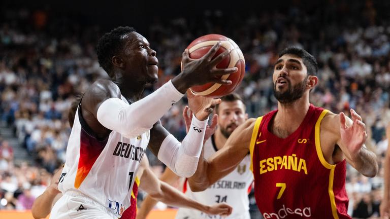 Dennis Schröder spielt den Ball. (Archiv)