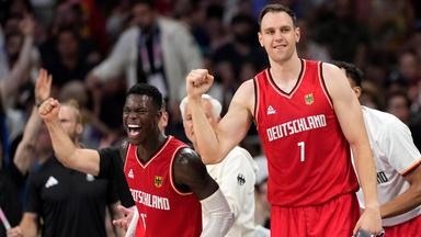 Deutschlands Dennis Schröder, links, und Deutschlands Johannes Voigtmann feiern von der Bank aus.