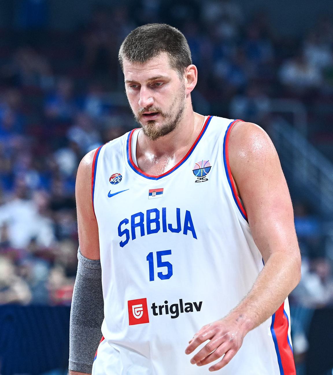 Serbiens Nummer 15, Nikola Jokic, spielt während des Achtelfinalspiels der FIBA EuroBasket 2025 zwischen Serbien und Finnland am 6. September 2025 in der Xiaomi Arena in Riga, Finnland.