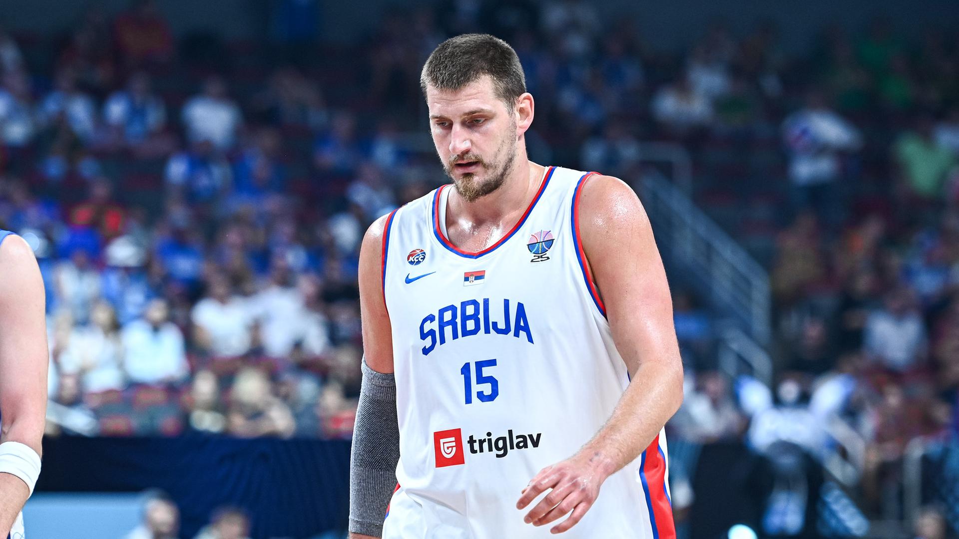Serbiens Nummer 15, Nikola Jokic, spielt während des Achtelfinalspiels der FIBA EuroBasket 2025 zwischen Serbien und Finnland am 6. September 2025 in der Xiaomi Arena in Riga, Finnland.