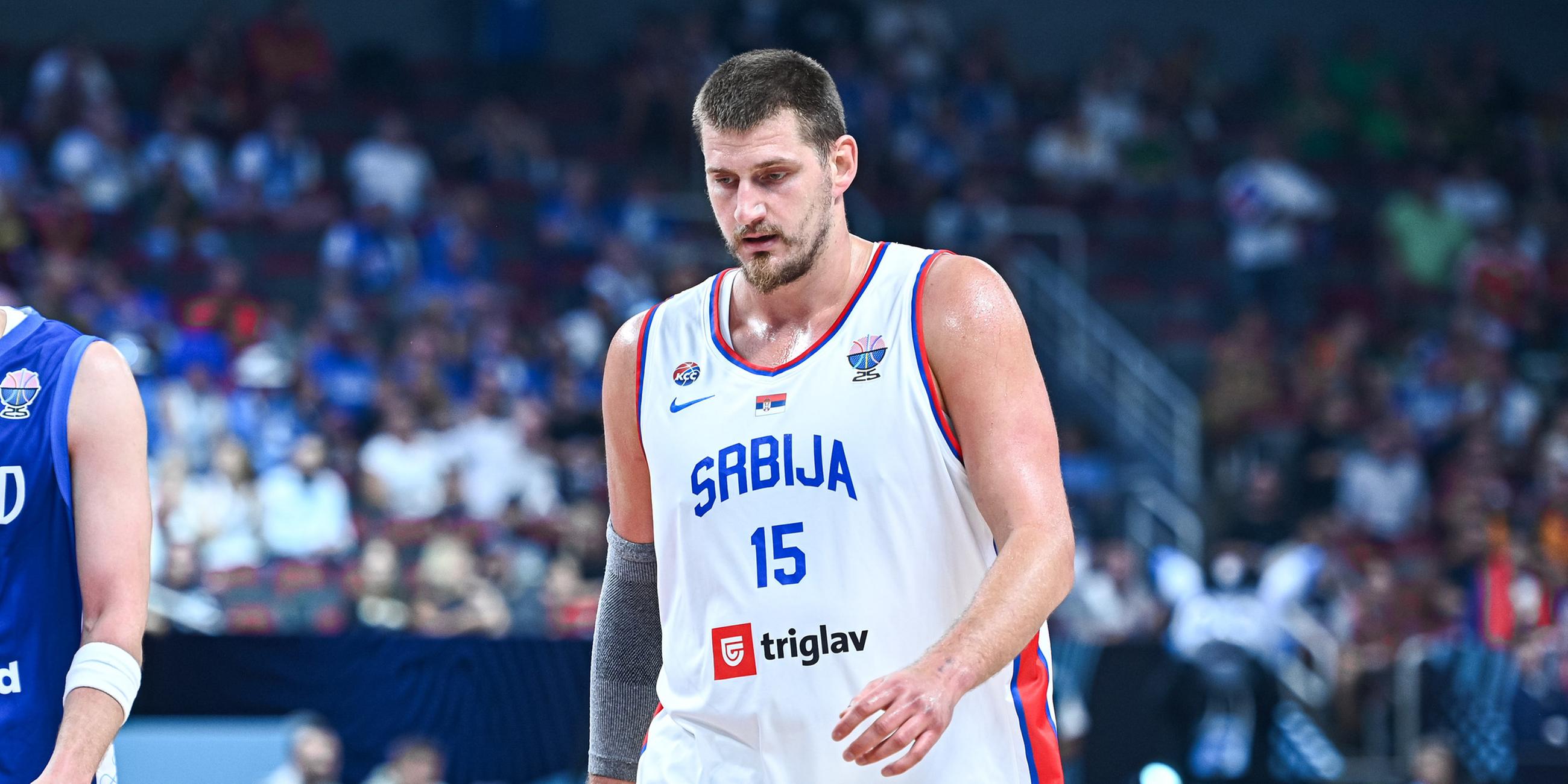 Serbiens Nummer 15, Nikola Jokic, spielt während des Achtelfinalspiels der FIBA EuroBasket 2025 zwischen Serbien und Finnland am 6. September 2025 in der Xiaomi Arena in Riga, Finnland.