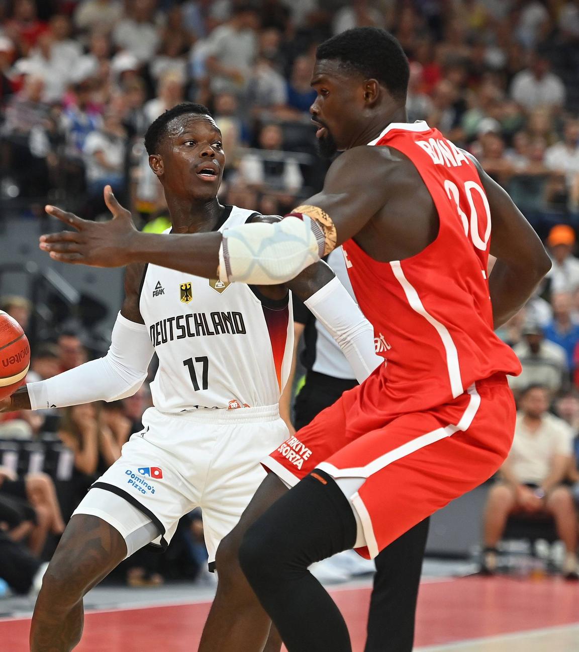 Dennis SCHROEDER (GER), Aktion,Zweikampf gegen Adem BONA (TUR) .