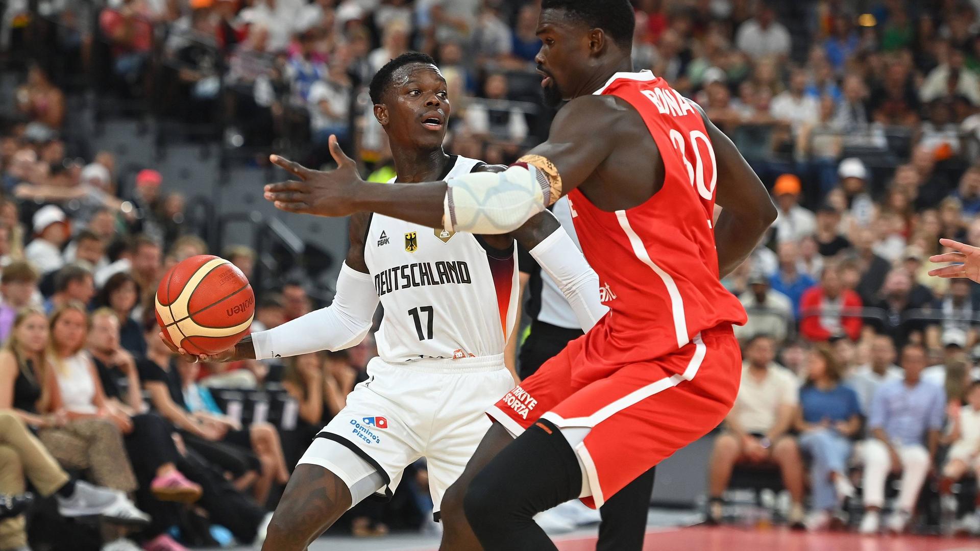 Dennis SCHROEDER (GER), Aktion,Zweikampf gegen Adem BONA (TUR) .