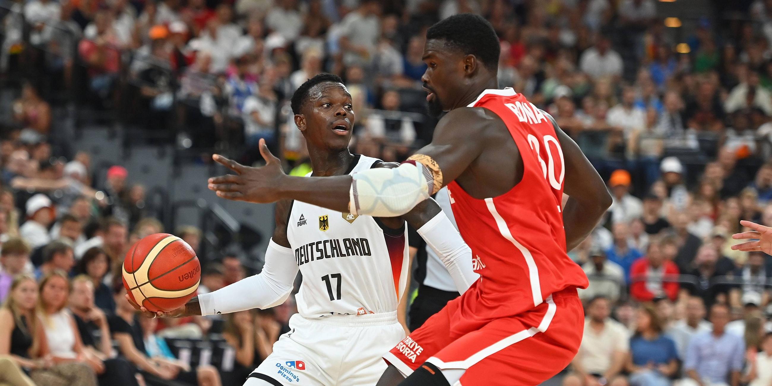 Dennis SCHROEDER (GER), Aktion,Zweikampf gegen Adem BONA (TUR) .