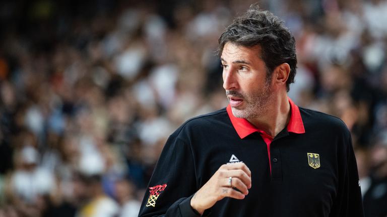 Basketball: Trainer Alex Mumbru 