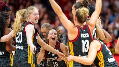 Die DBB-Frauen feiern nach dem Sieg über Europameister Belgien den Einzug ins erste WM-Halbfinale überhaupt.