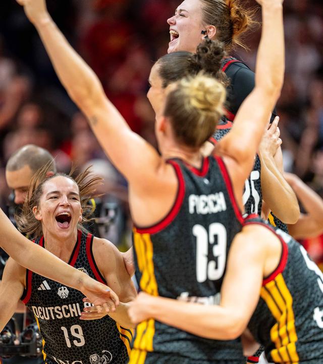 Die DBB-Frauen feiern nach dem Sieg über Europameister Belgien den Einzug ins erste WM-Halbfinale überhaupt.