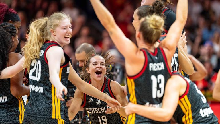 Die DBB-Frauen feiern nach dem Sieg über Europameister Belgien den Einzug ins erste WM-Halbfinale überhaupt.