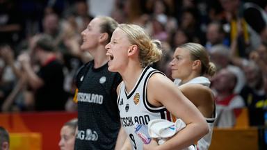 Emma Eichmeyer reagiert während des Spiels der Basketball-Weltmeisterschaft der Frauen zwischen Deutschland und Mali in Berlin.