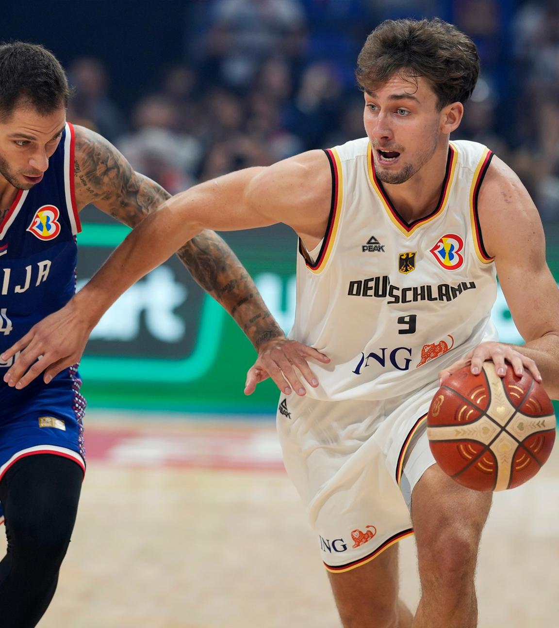 Franz Wagner (Deutschland) im Zweikampf gegen Stefan Jovic (Serbien).
