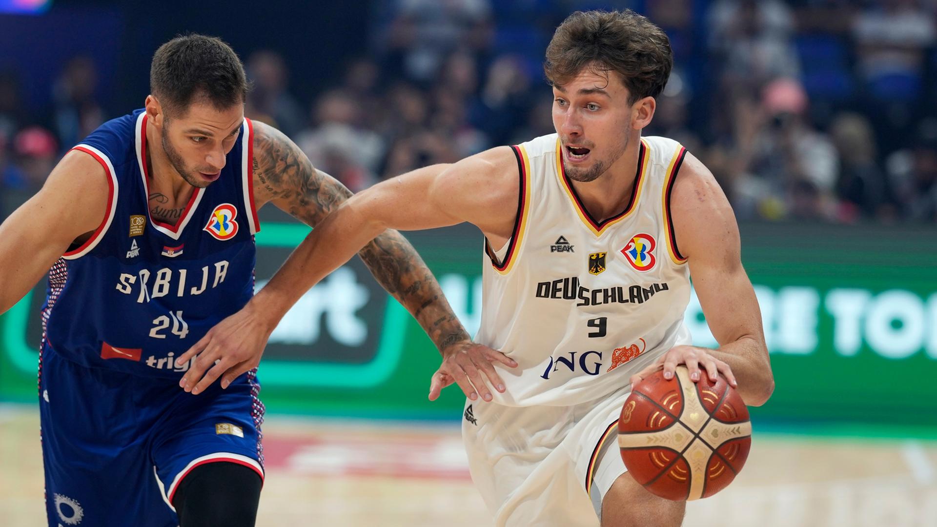 Franz Wagner (Deutschland) im Zweikampf gegen Stefan Jovic (Serbien).