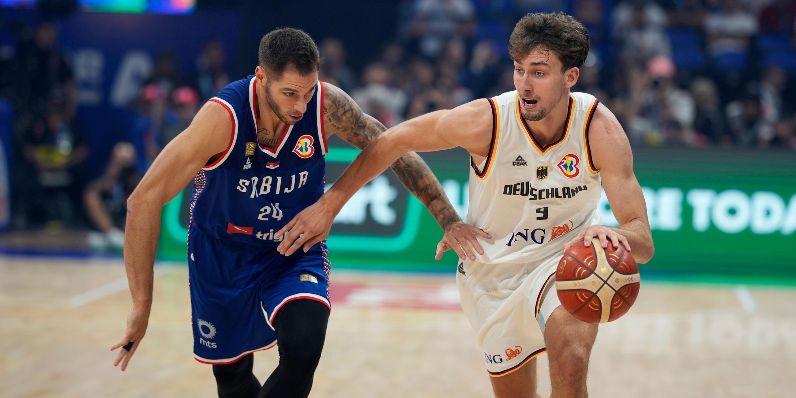 Franz Wagner (Deutschland) im Zweikampf gegen Stefan Jovic (Serbien).