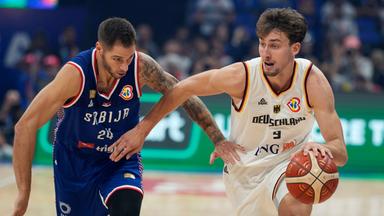 Franz Wagner (Deutschland) im Zweikampf gegen Stefan Jovic (Serbien).