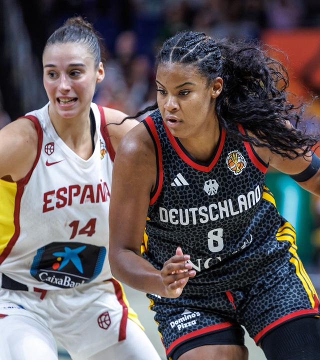 Nyara Sabally behauptet den Ball gegen Raquel Carrera