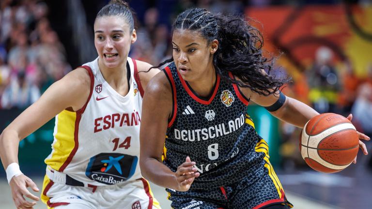 Nyara Sabally behauptet den Ball gegen Raquel Carrera