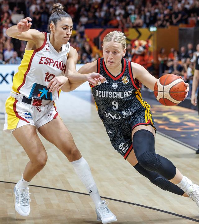 Die deutsche Basketballspielerin Emma Eichmeyer versucht sich gegen ihren spanische Kontrahentin Maria Conde durchzusetzen