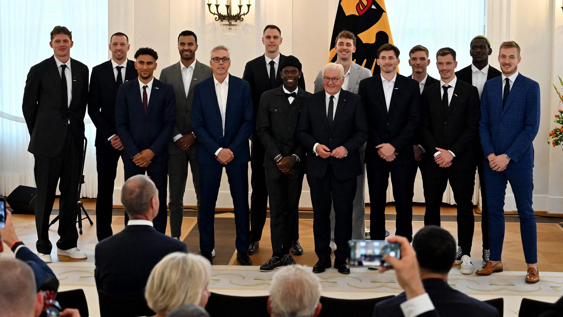 Frank-Walter Steinmeier und die deutsche Basketball-Nationalmannschaft