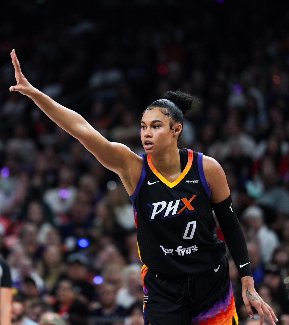 Phoenix Mercury-Stürmerin Satou Sabally hebt ihre Hand während der ersten Halbzeit des vierten Spiels der WNBA-Basketball-Playoff-Halbfinalserie gegen die Minnesota Lynx am 28.09.2025, in Phoenix.