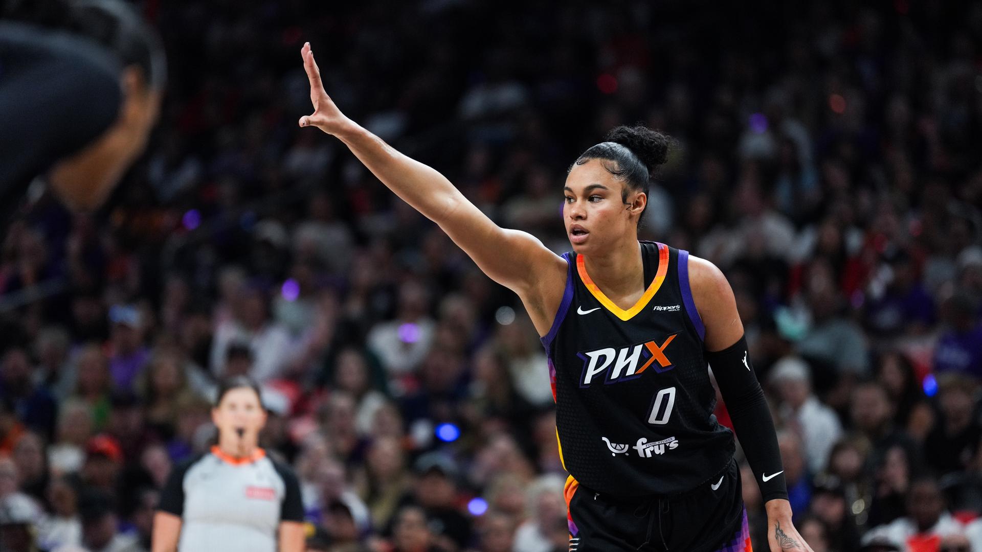 Phoenix Mercury-Stürmerin Satou Sabally hebt ihre Hand während der ersten Halbzeit des vierten Spiels der WNBA-Basketball-Playoff-Halbfinalserie gegen die Minnesota Lynx am 28.09.2025, in Phoenix.