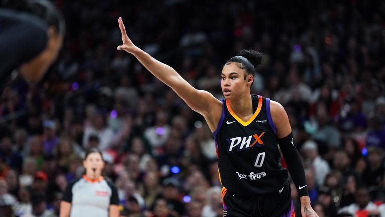 Phoenix Mercury-Stürmerin Satou Sabally hebt ihre Hand während der ersten Halbzeit des vierten Spiels der WNBA-Basketball-Playoff-Halbfinalserie gegen die Minnesota Lynx am 28.09.2025, in Phoenix.