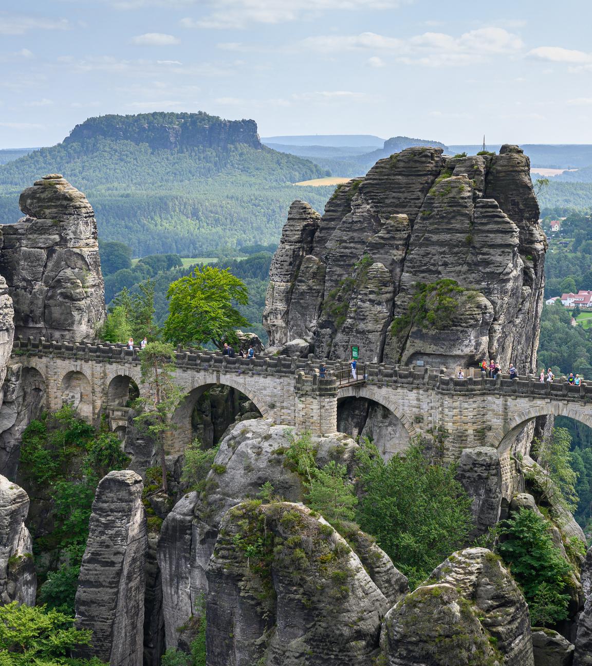 Touristen laufen über die Basteibrücke.
