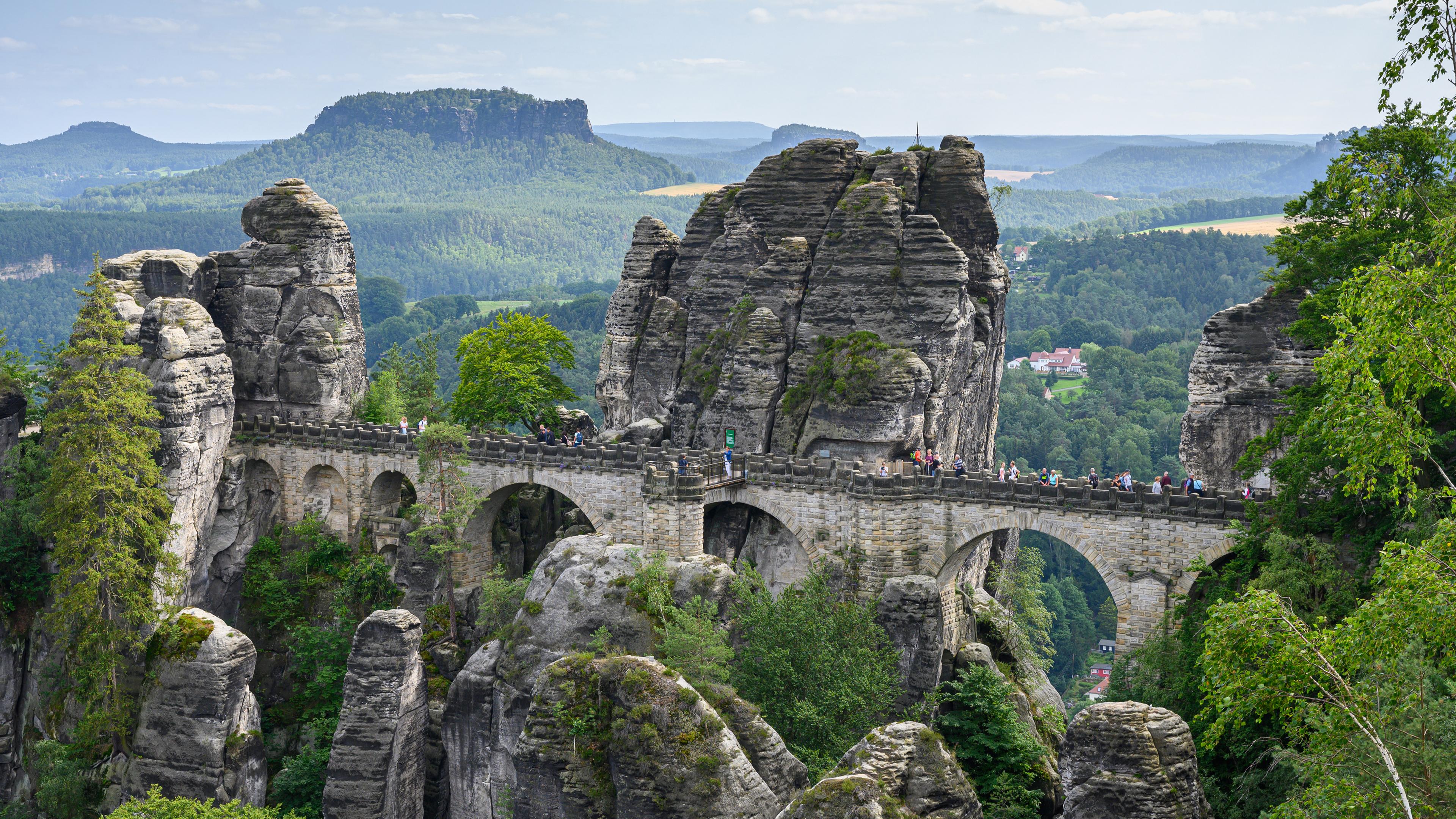 Touristen laufen über die Basteibrücke.